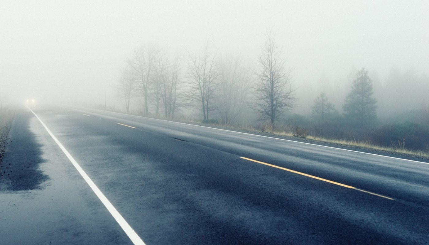 Como dirigir com segurança sob condições de neblina