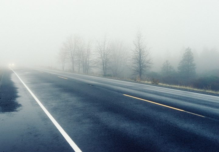 Como dirigir com segurança sob condições de neblina